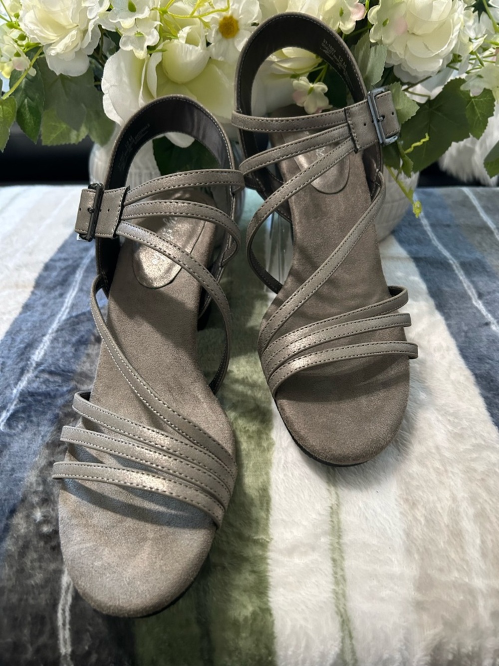 NWOT Easy Street Women’s Slate Gray Strappy Ankle Buckle Sandals Size 12M